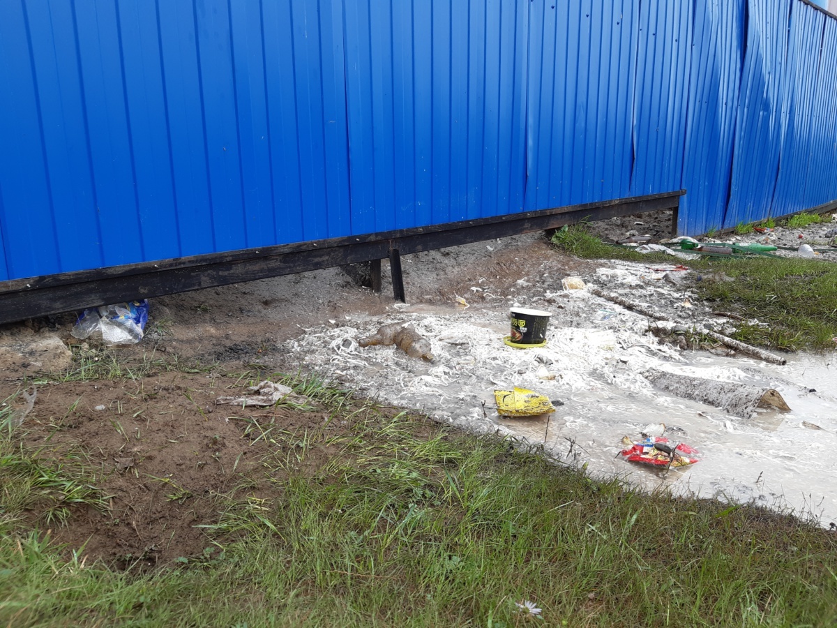 В Якутии граждане КНР сливали сточные воды с территории кирпичного завода за забор