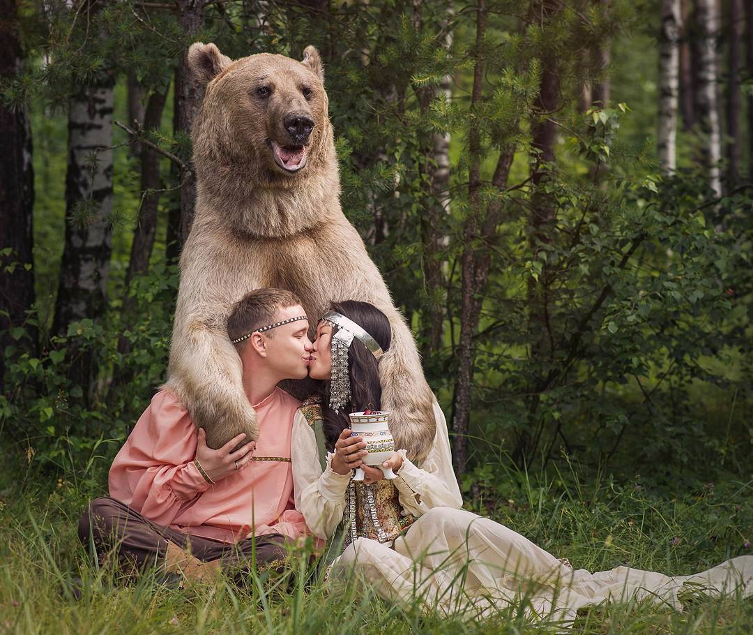 Пара из Якутии сфотографировалась с медведем