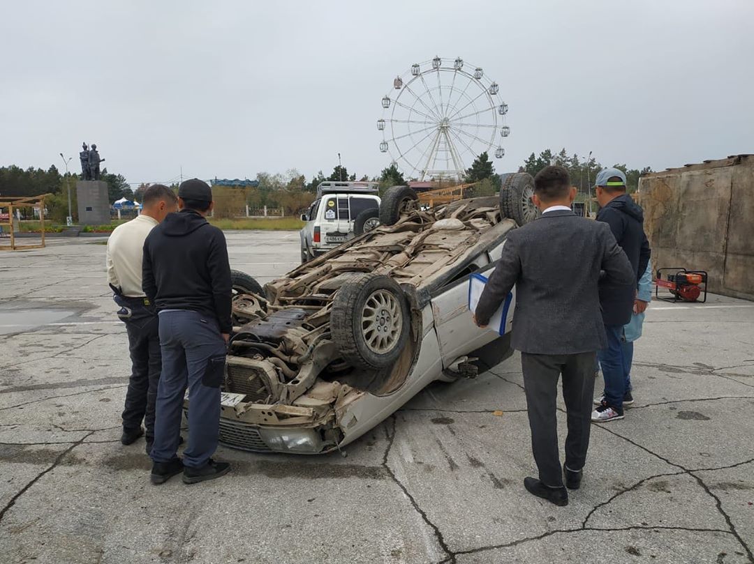 Видеофакт: Машина чуть не сбила посетителей Крестьянского рынка