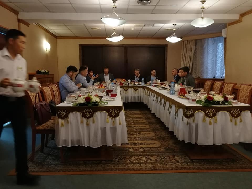 Фотофакт: На деловом завтраке премьера Якутии с предпринимателями журналистов не пригласили за стол