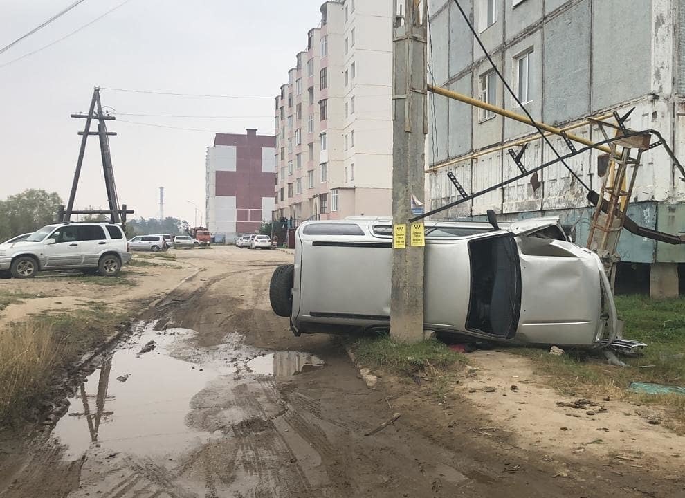 Фотофакт: В Якутске пьяный водитель врезался в электрическую опору