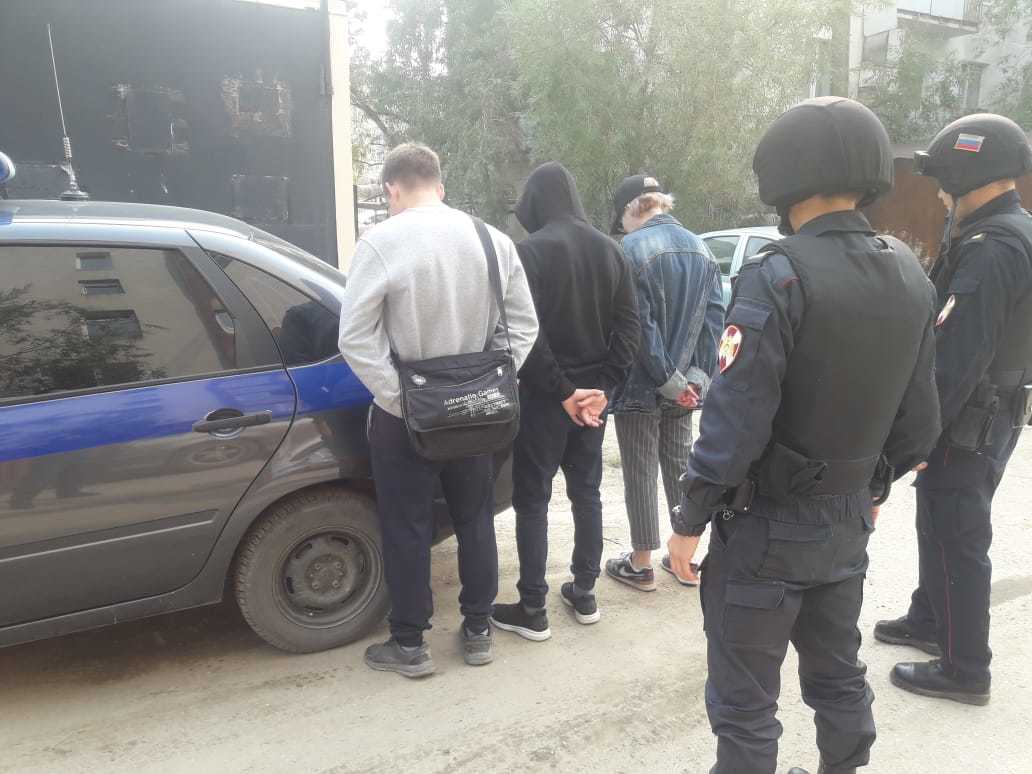 На улице Якутска девушка попросила телефон и передала его сообщникам. Грабители задержаны