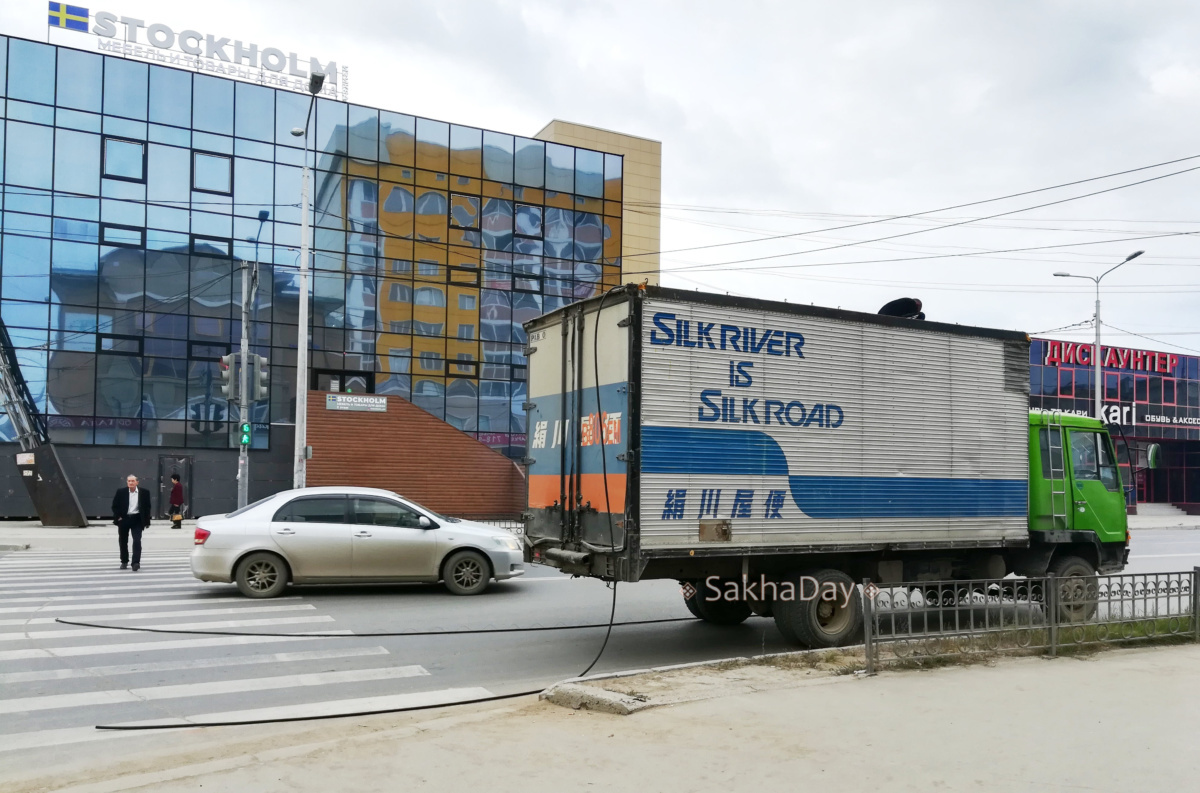 Фотофакт: Свисающие провода на улицах Якутска цепляются за машины
