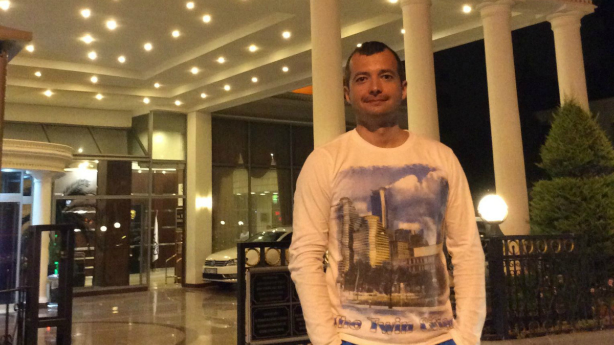 «Только представьте, вы спасли 300 чьих-то детей»: как посадивший самолет в поле Дамир Юсупов стал героем соцсетей