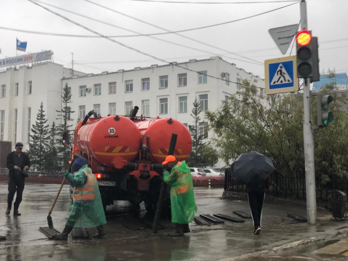Коммунальные службы Якутска оперативно устраняют последствия ливня