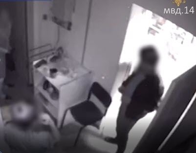 Вооруженный ножом мужчина похитил две бутылки пива из магазина в Якутске (видео)