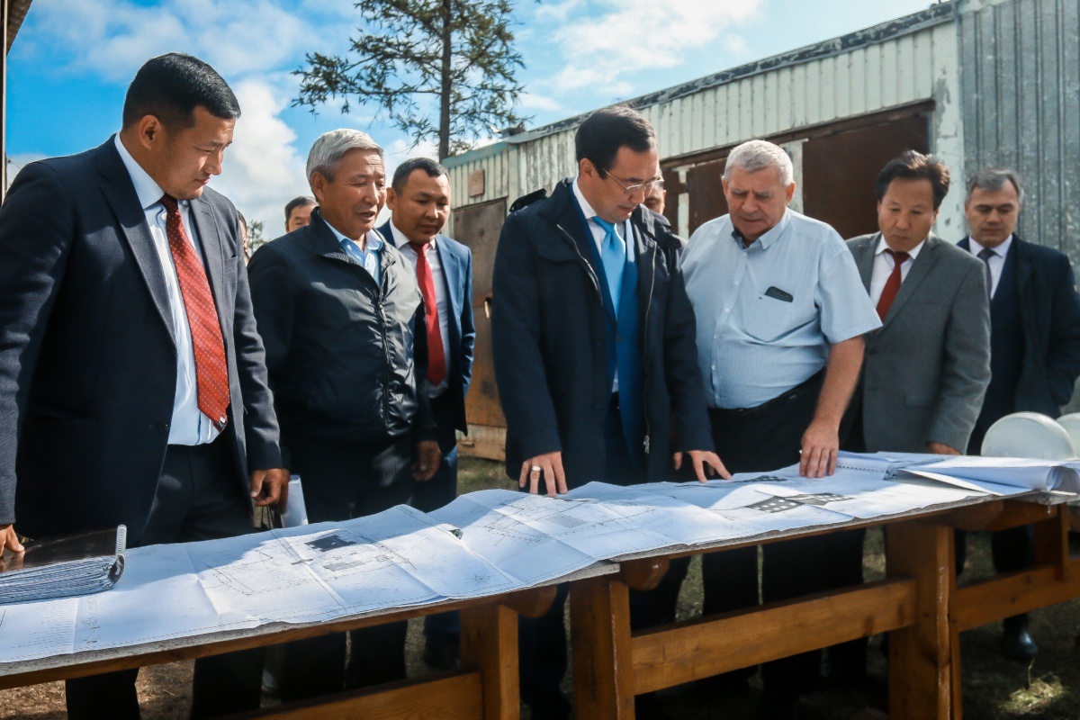 Глава Якутии проинспектировал строительство школы и котельной в селе Кыйы Таттинского района