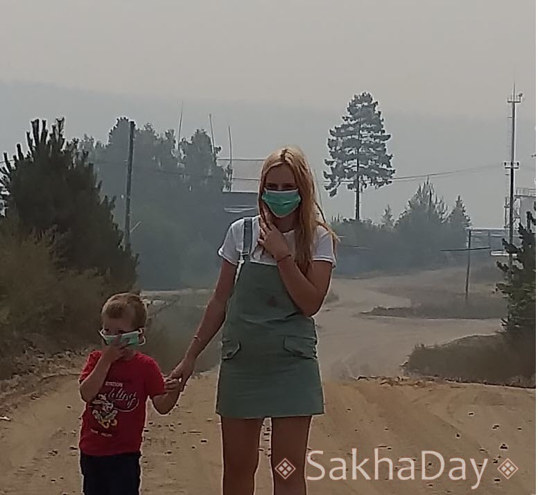 "Нам на голову сыплется горячая сажа", - жители Пеледуя сообщают о приближении пожара к поселку и сильном смоге