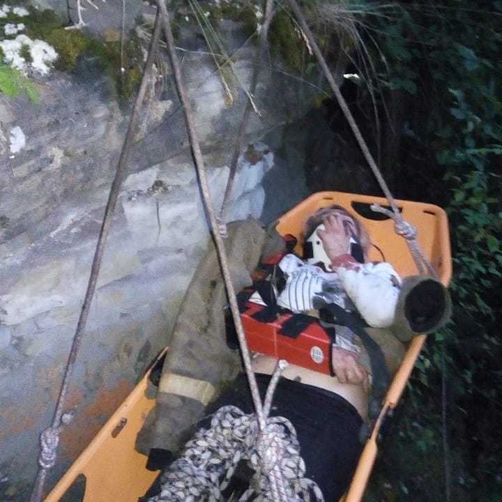 В Якутии спасли девушку, сорвавшуюся с 50-метровой "Скалы любви" (видео)