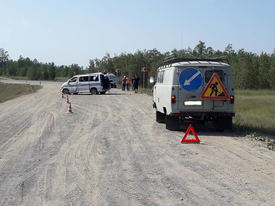 В Чурапчинском районе опрокинулся микроавтобус. Женщина получила травмы