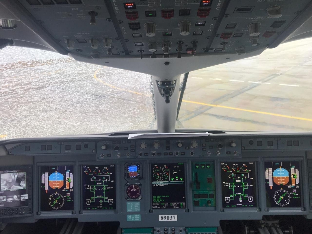Лобовое стекло лопнуло при посадке SSJ 100 на Чукотке