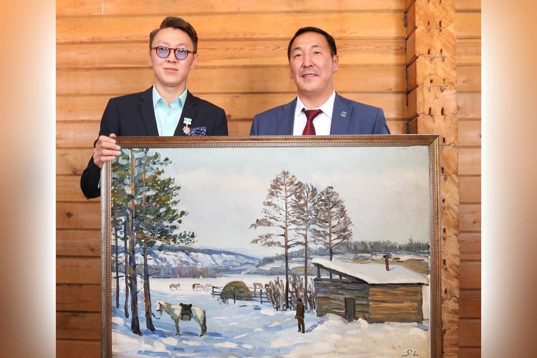 Художник Семен Луканси подарил 103 картины Амгинской школе искусств