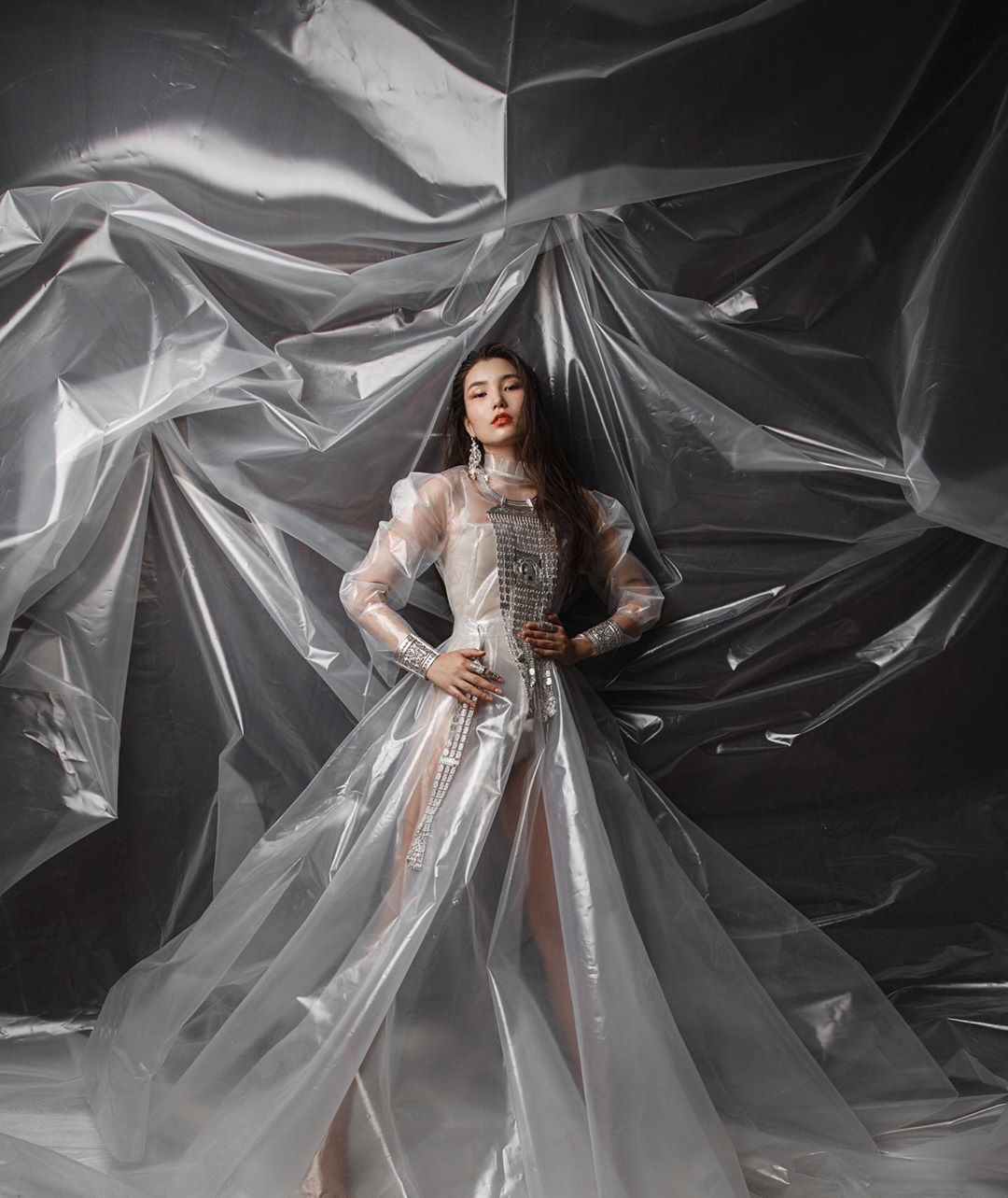 Фотофакт: Халадай из пленки для теплиц для участницы конкурса красоты