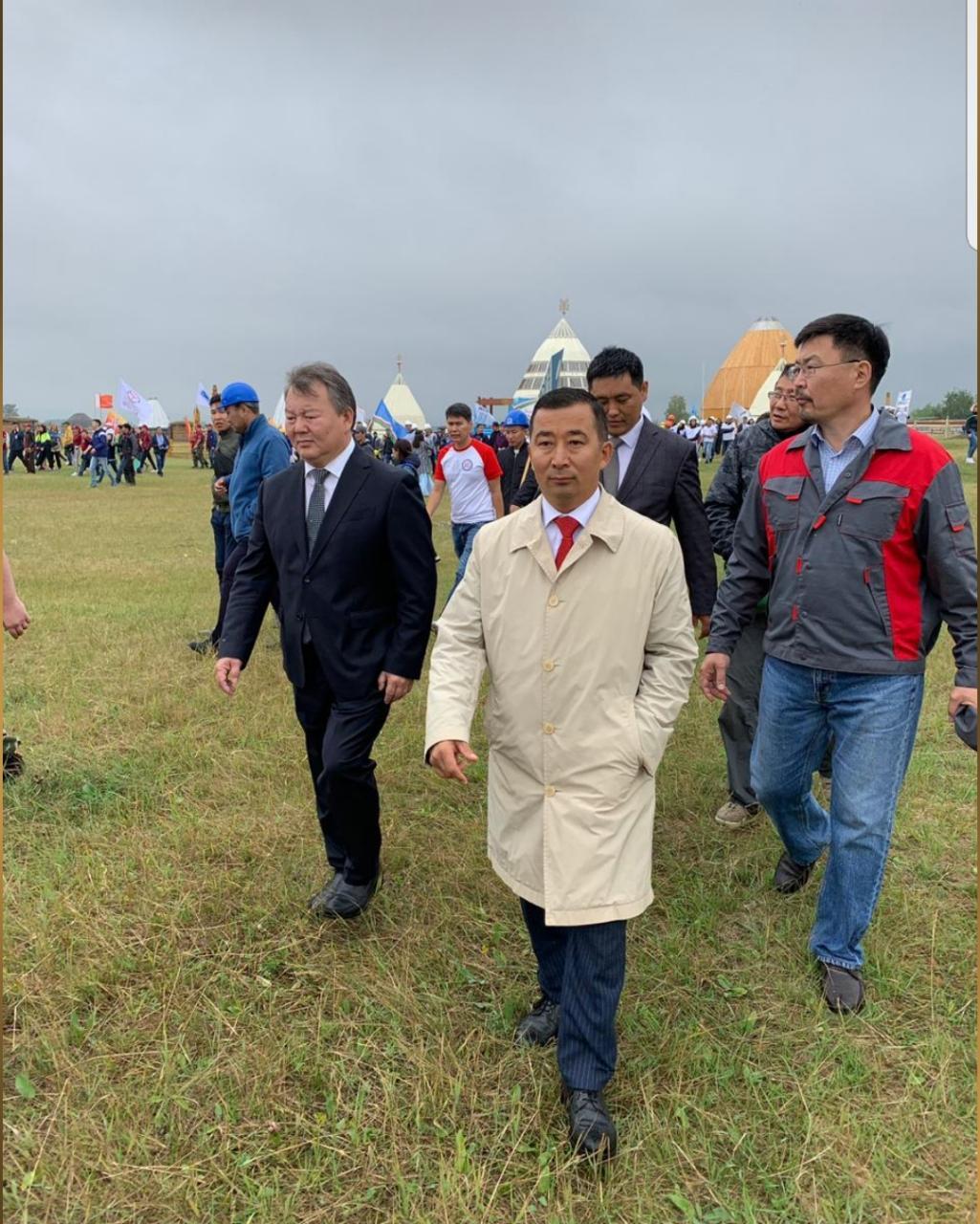 Фотофакт: Друг сына Эрдогана в сопровождении высоких чинов на Дне строителей