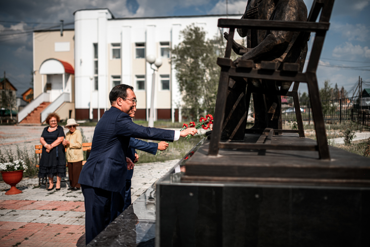 Глава Якутии возложил цветы к памятнику братьям Семену и Софрону Даниловым