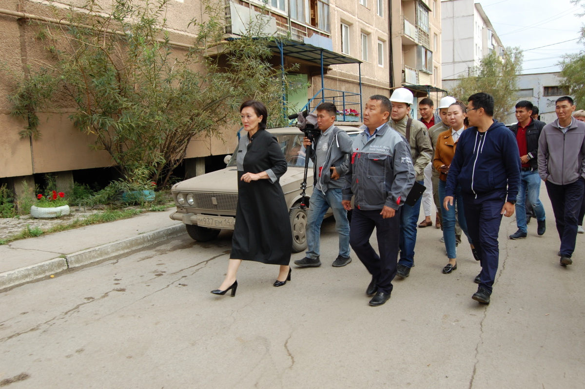 Дмитрий Садовников и Сардана Авксентьева провели совместный рейд по капремонту