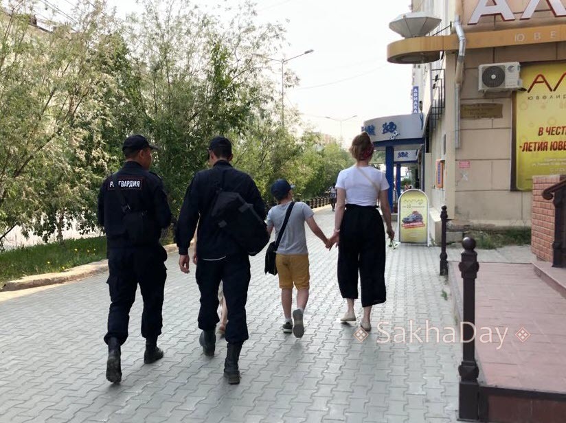 В Якутске житель Мархи, похитивший сок, окорочка и конфеты, был задержан росгвардейцем