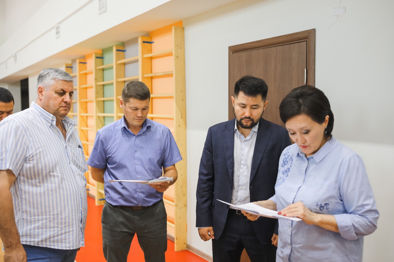 Сардана Авксентьева проверила готовность к учебному году новых объектов образования