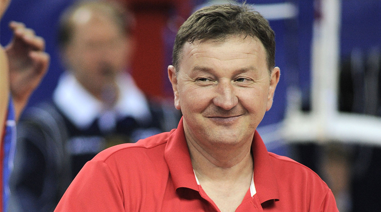 «Легкомысленный поступок»: тренер сборной России по волейболу принёс извинения за расистский жест