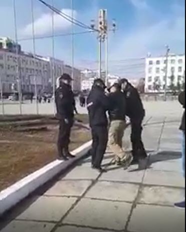 Задержанный за нарушение общественного порядка на площади Якутска Дмитрий Ча5аан доставлен в суд