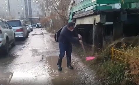 Видеофакт: Антон Васильев убирает лужи в Якутске