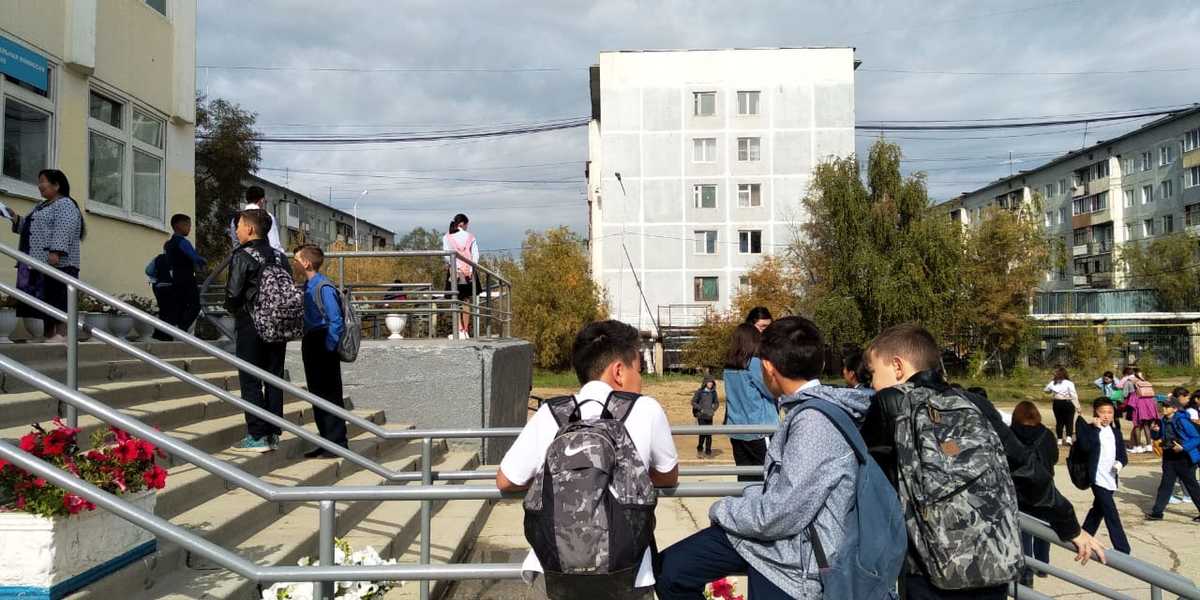 В Якутске школьников, за исключением выпускников, переводят на дистанционное обучение