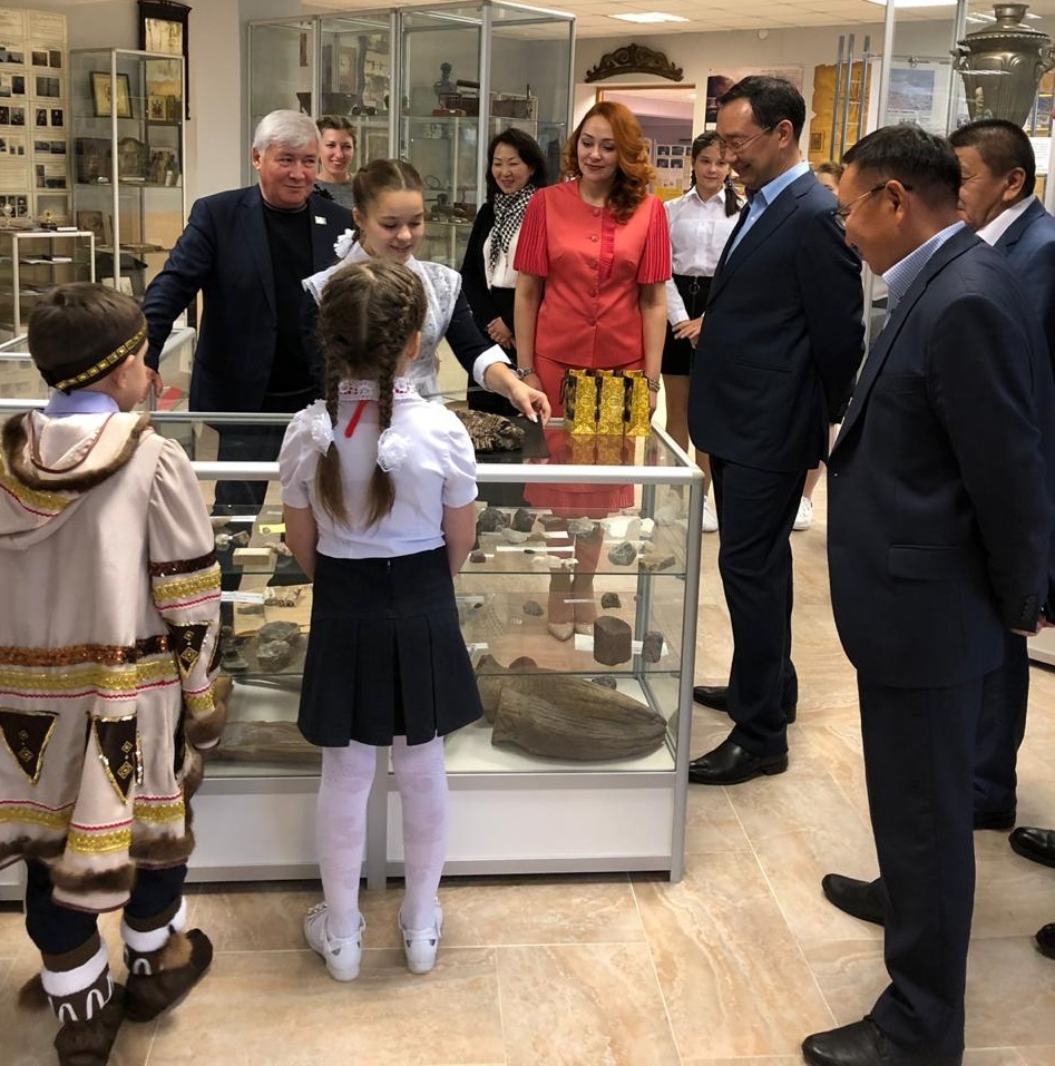 Айсен Николаев встретился с педагогическим коллективом и учащимися общеобразовательной школы в посёлке Витим