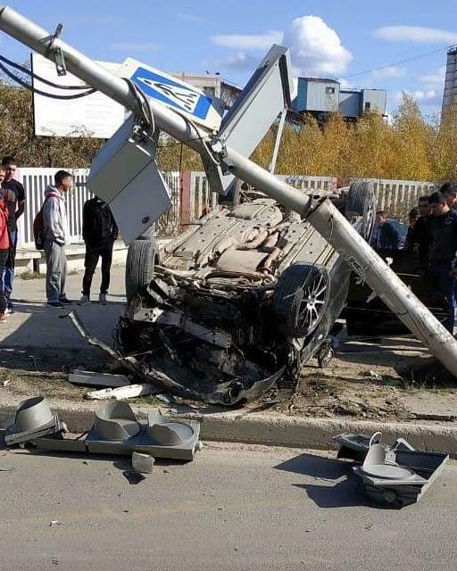 В Якутске в ДТП с опрокидыванием пострадала 17-летняя девушка (видео)