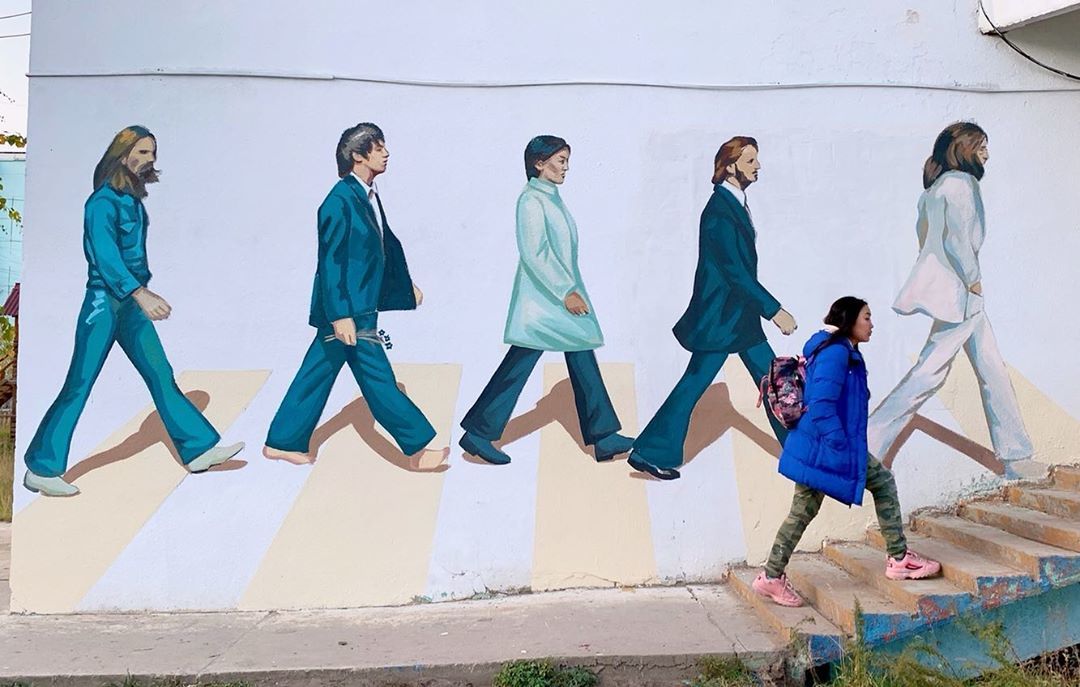 Фотофакт: Сардану Авксентьеву добавили к "Битлз" на стене Дома музыкантов в Якутске