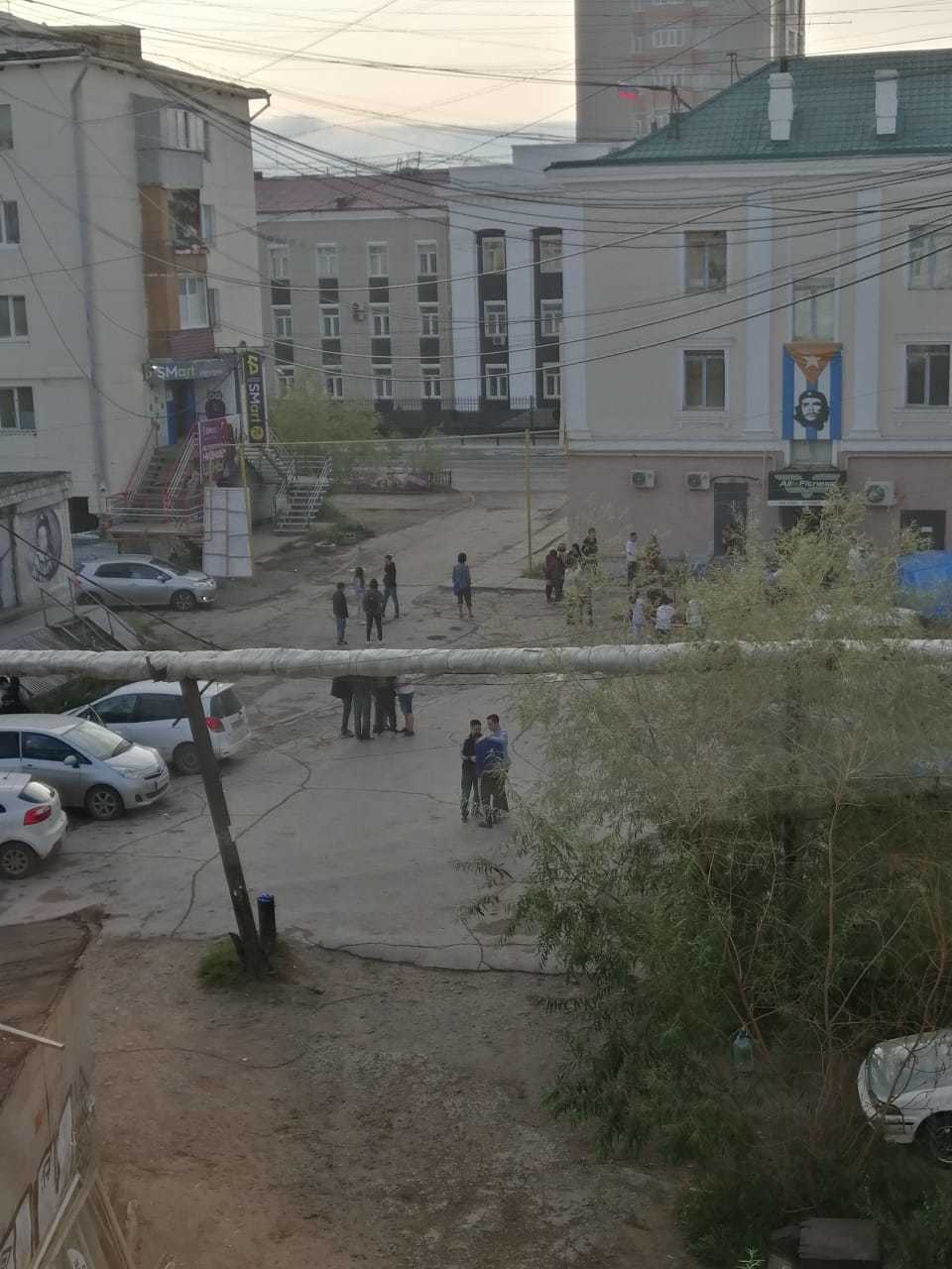 "Бьют бутылки, справляют нужду, дерутся и орут", - жильцы дома в центре Якутска жалуются на посетителей кальянной "Куба"