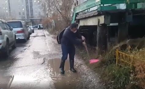 Видеофакт: Антон Васильев убирает лужи в Якутске