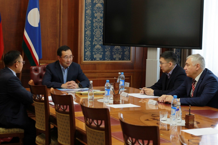 Айсен Николаев поручил немедленно запустить тепло в проблемном доме на Короленко, 25