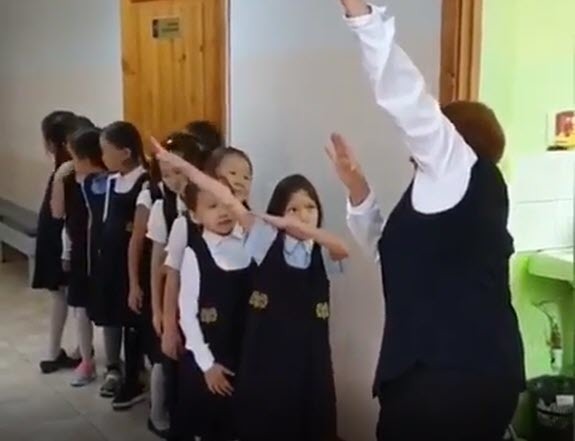 Видеофакт: Учитель якутской школы приветствует своих учеников танцами