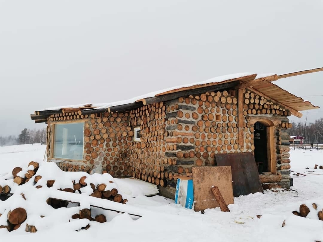 Фотофакт: Экодома из дров и соломы строятся в Амгинском районе
