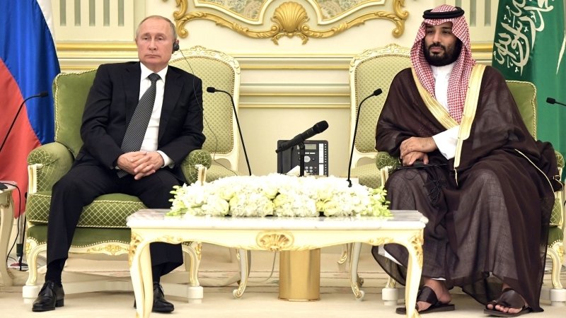 Путин подарил саудовскому принцу изделие из бивня мамонта, найденного в Якутии