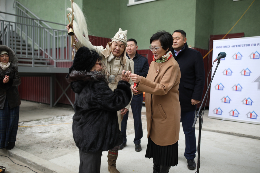 В Якутске вручили ключи от новых квартир переселенцам из аварийного жилья