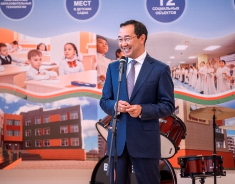 Глава Республики Саха (Якутия) Айсен Николаев поздравляет с Днем учителя