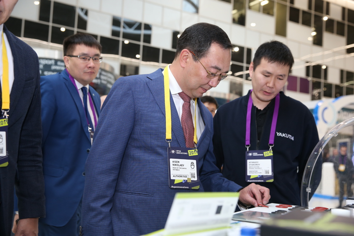 Глава Якутии ознакомился с региональными проектами, представленными на форуме «Открытые инновации – 2019»