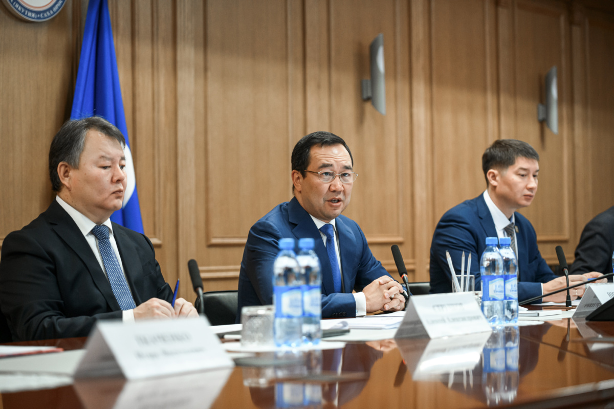 Айсен Николаев потребовал усилить работу по реализации программы переселения граждан из аварийного жилья