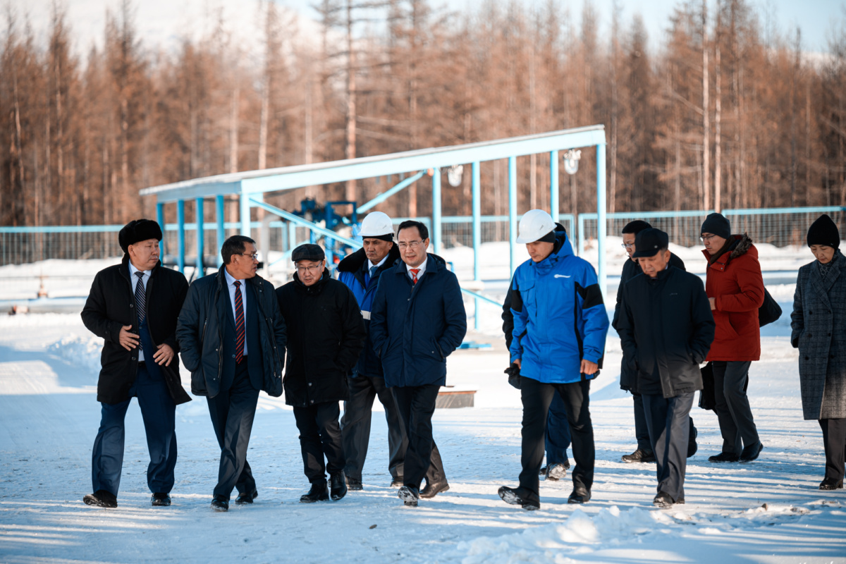 Айсен Николаев проинспектировал социальные и производственные объекты Момского улуса