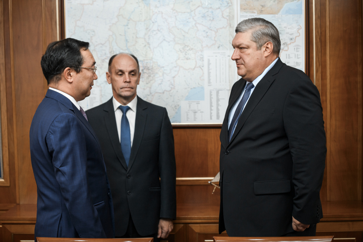 Айсен Николаев встретился с начальником Пограничного управления ФСБ России по восточному арктическому району