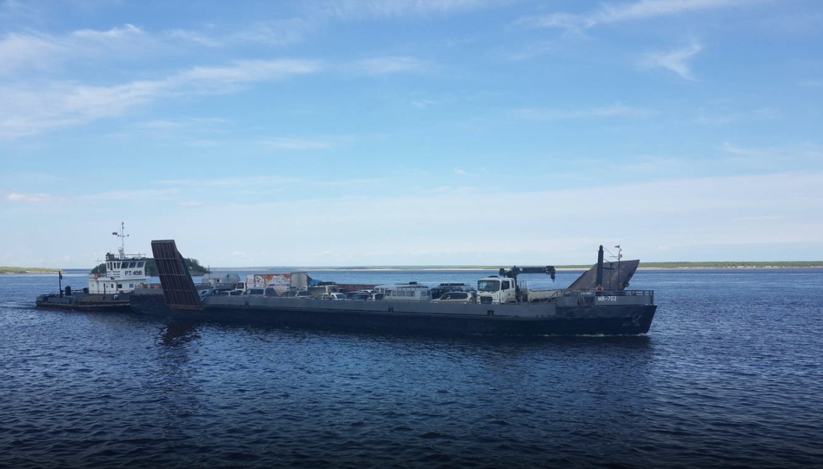 В Якутии паром с пассажирами сел на мель