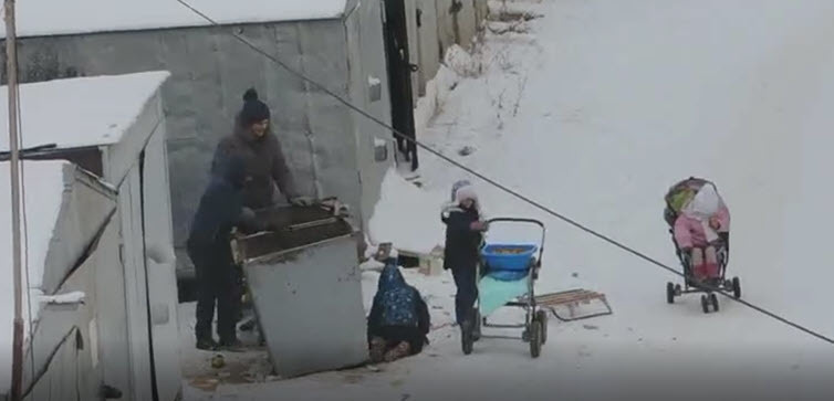 Видео: В Якутске многодетная семья копается в мусорных баках