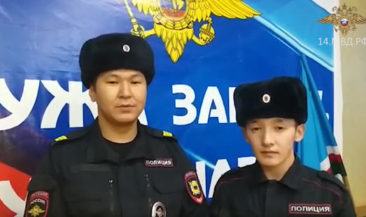 Якутские полицейские эвакуировали жильцов при пожаре в селе Сунтары