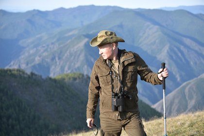 Путин в компании Шойгу прогулялся по сибирской тайге (видео)