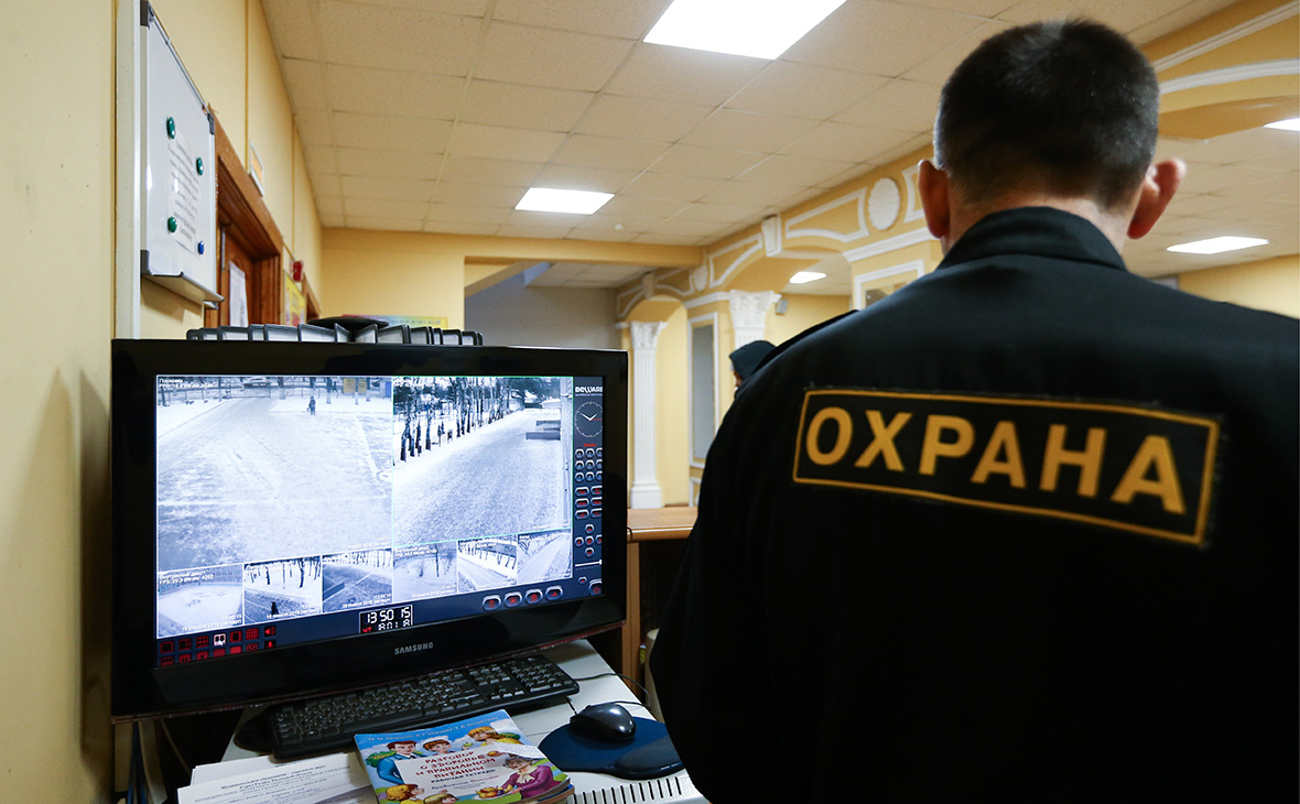 Охранники и медики стали самыми закредитованными работниками в РФ