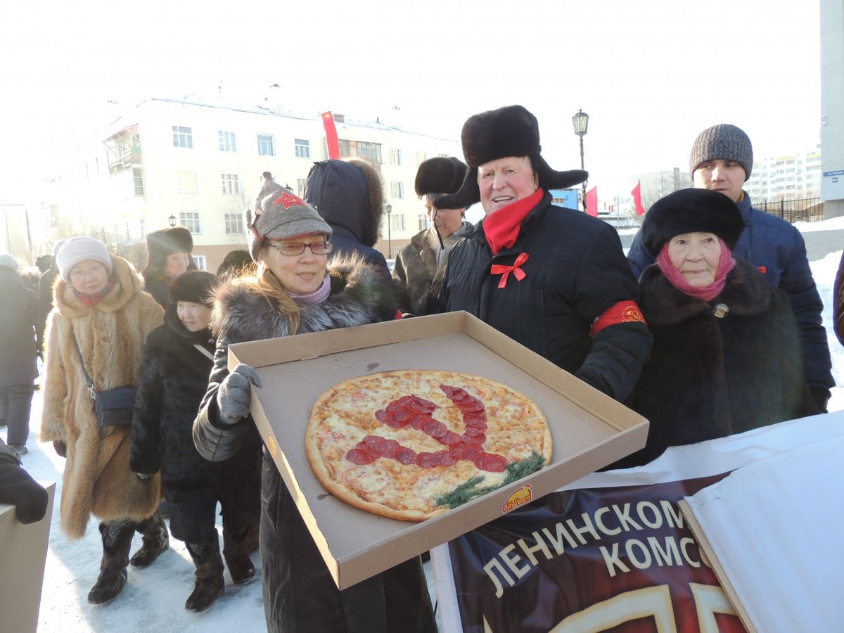 Пиццу в виде серпа и молота подарили Виктору Губареву коммунисты Якутии
