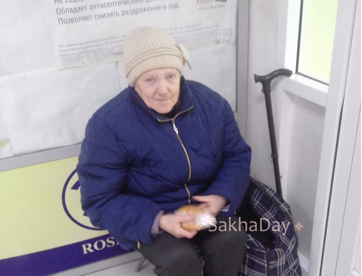 Бабушка из Донбасса просит милостыню в Якутске