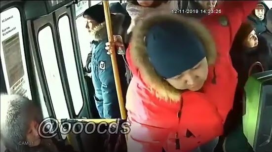 "Ты как людей-то возишь?", - парень ударил водителя автобуса в Якутске (видео)