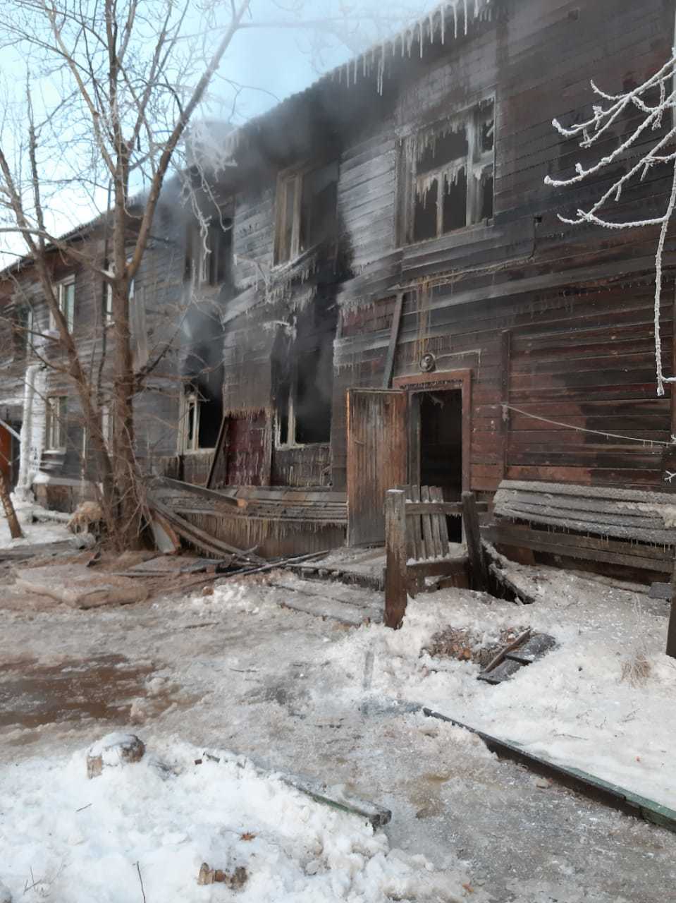 Пострадавшим от пожара в доме по ул. Дежнева оказывают помощь